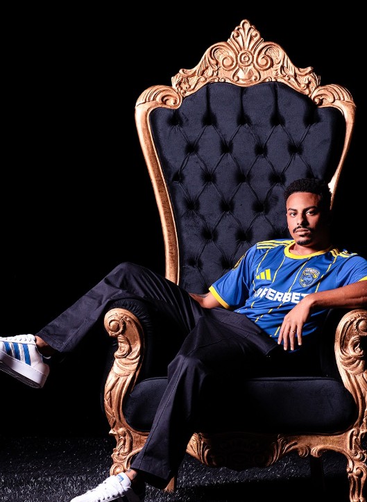 Modelo com a camisa oficial Dendele FC