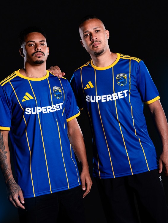Jogadores da Dendele FC com a camisa oficial