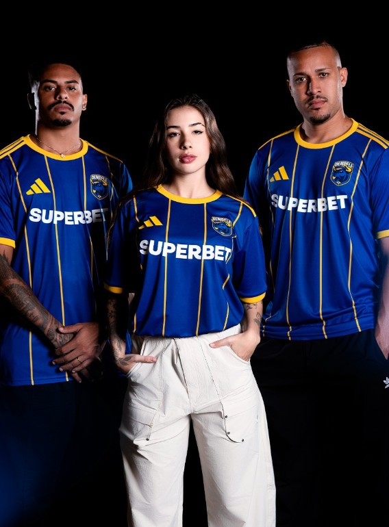 Elenco e torcida com a camisa oficial Dendele FC