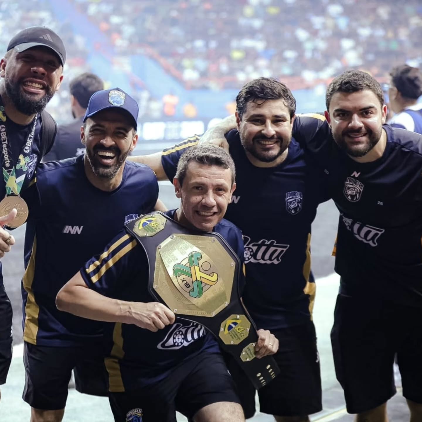 Delegação da Touro FC com o cinturão de campeã do X1 Brazil 2026